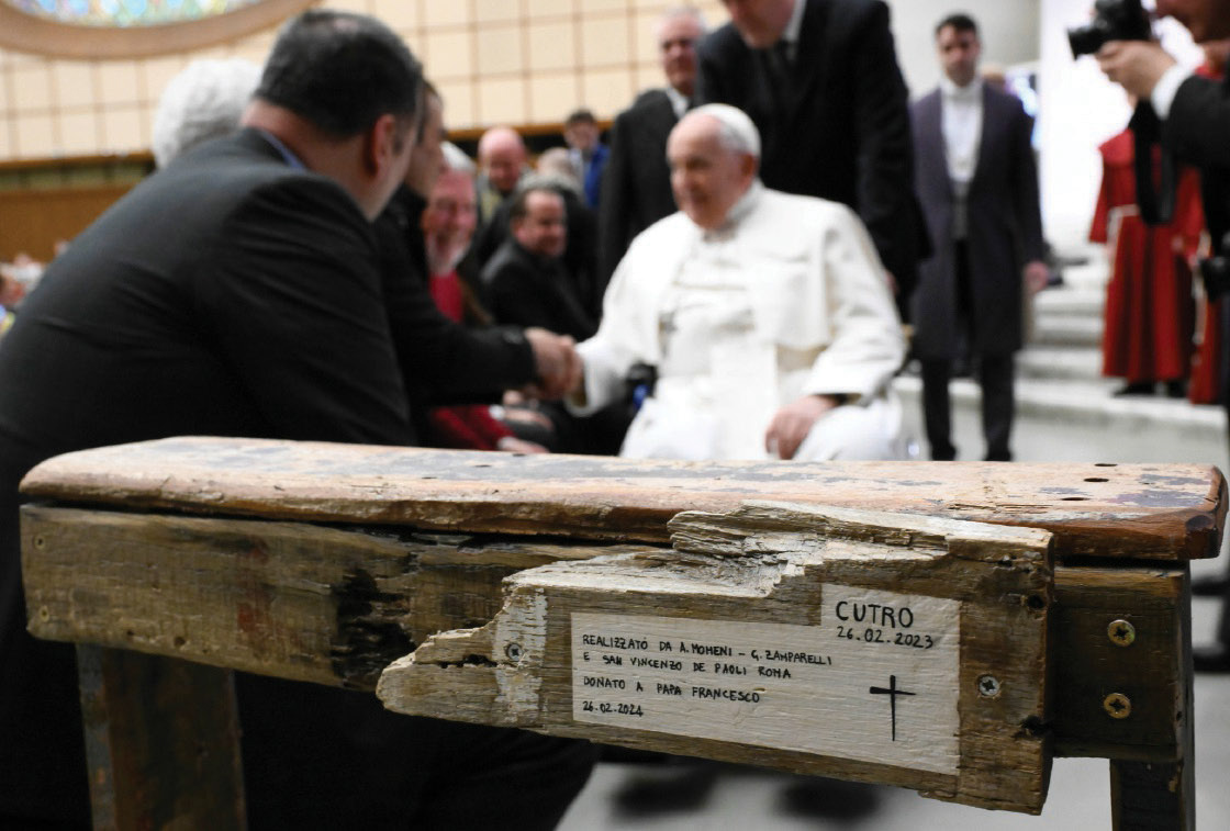 Udienza Papa Francesco donato inginocchiatoio realizzato con legno del barcone naufragato a cutro