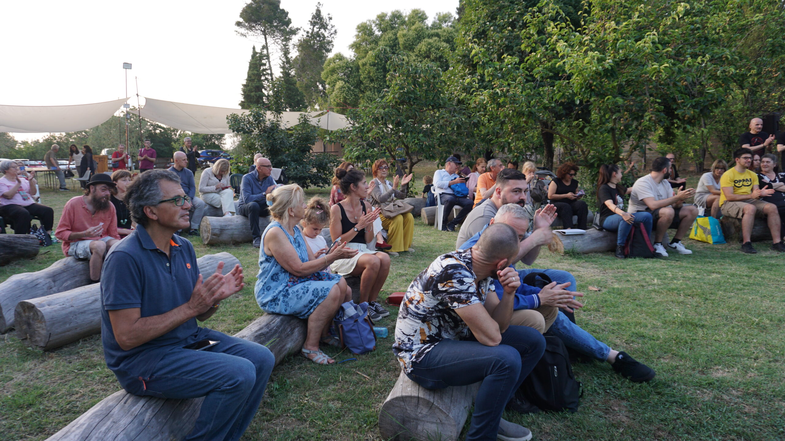 spettatori serata mediterranea rete in coro
